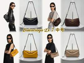 Picture of Balenciaga Handbags _SKUfw236284511fw